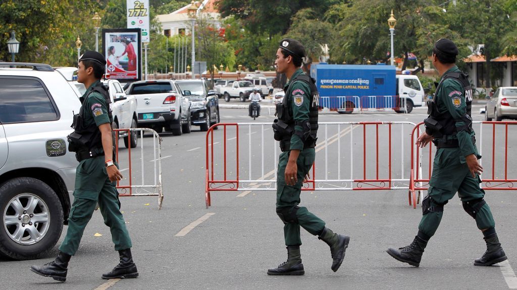 Policías camboyanos vigila una calle próxima al Tribunal Supremo