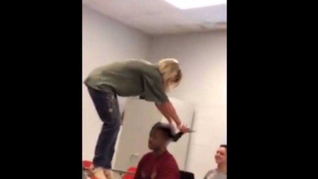 El método de una profesora para despertar a una alumna que se durmió en clase