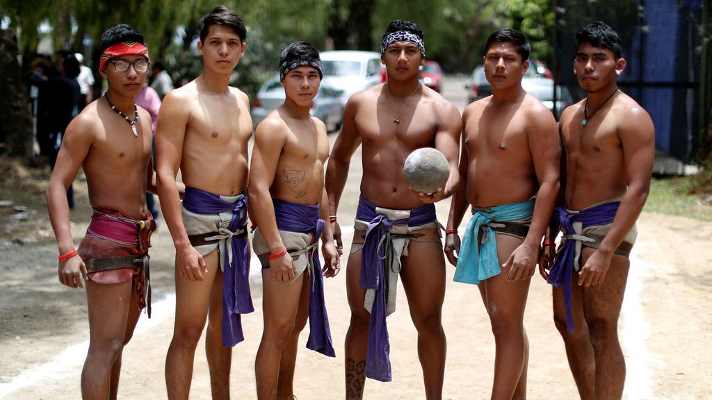 Participantes en el juego de pelota norteamericano