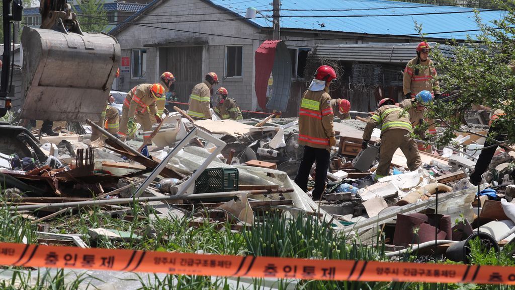Bomberos buscan bajo los escombros