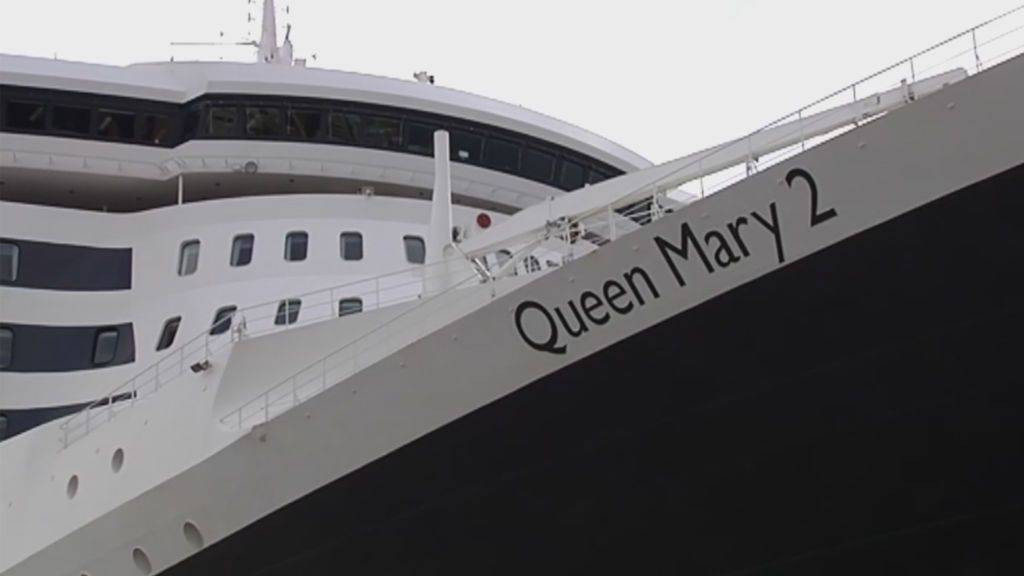 El barco Queen Mary, uno de los más lujosos del mundo, desembarca en Cádiz
