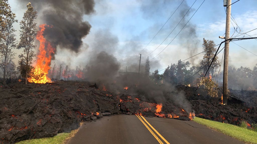 El volcán Kilauea engulle carreteras y casas en Hawái