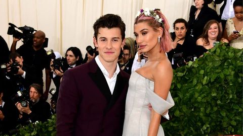 Confirmado: Hailey Baldwin y Shawn Mendes son pareja y lo han contado  posando juntos en la Gala MET