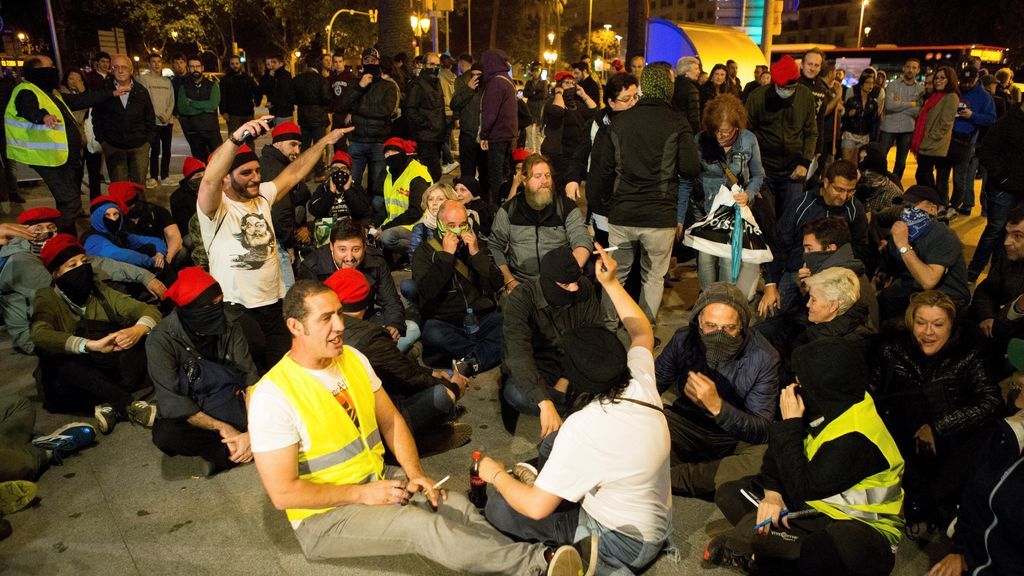 Los Mossos evitan enfrentamientos entre independentistas y constitucionalistas en Barcelona