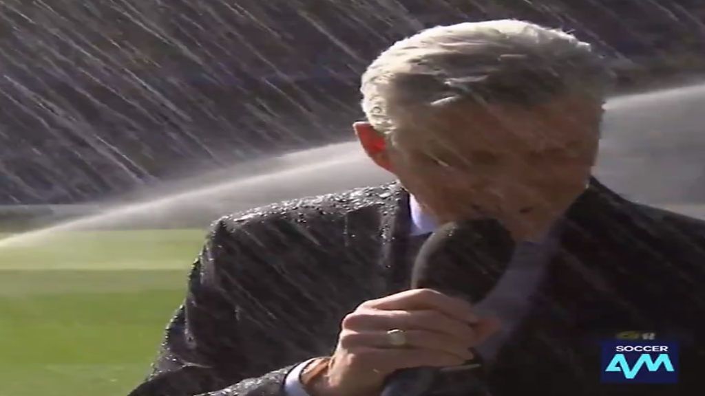 El ‘baño’ de Michael Buffer tras anunciar la alineación del Chelsea-Liverpool