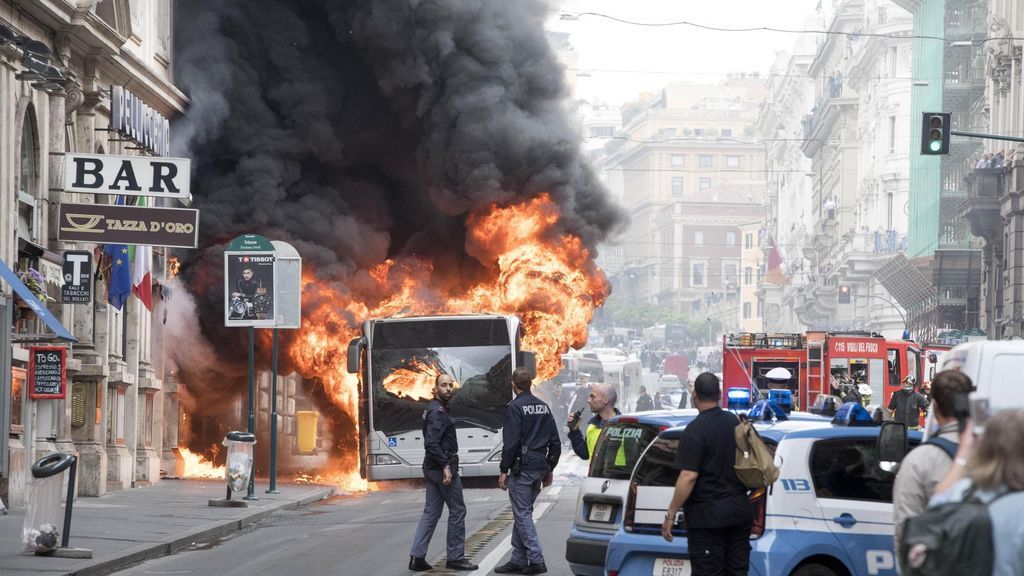 Arde un autobús en pleno centro de Roma