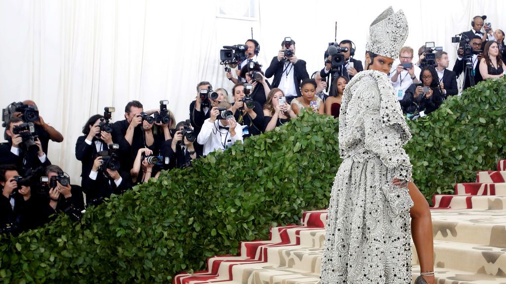 Rihanna, con mitra papal en la Gala Met de Nueva York