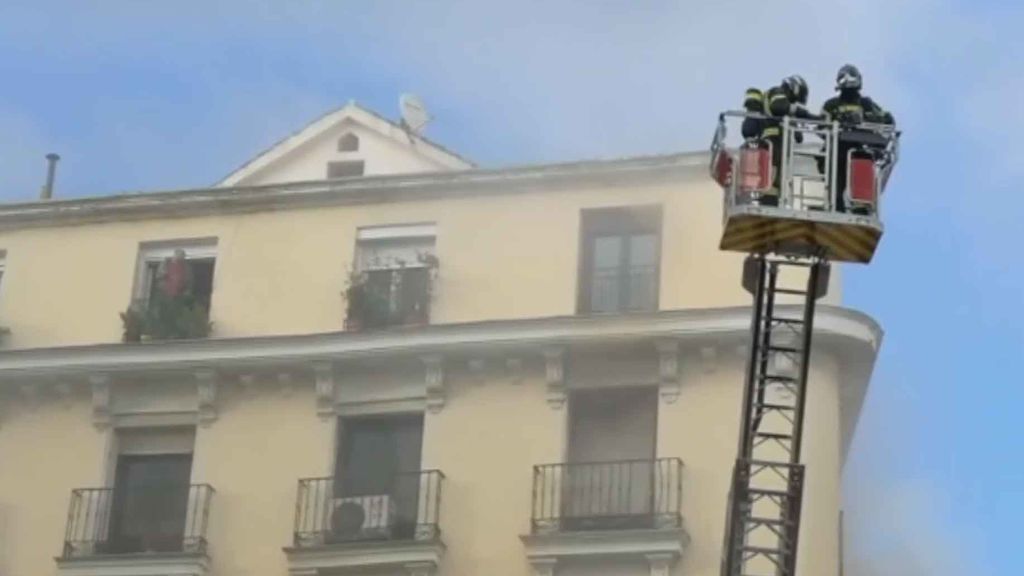 A punto de caer al vacío al intentar huir de las llamas de su casa en Madrid