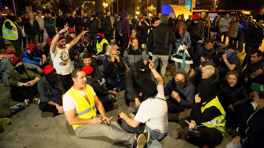 Los Mossos evitan enfrentamientos entre independentistas y constitucionalistas en Barcelona