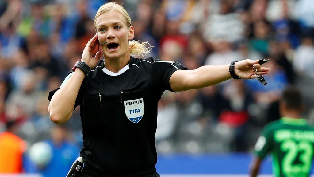 La colegiada alemana Bibiana Steinhaus, censurada por la TV de Irán durante un partido de la Bundesliga