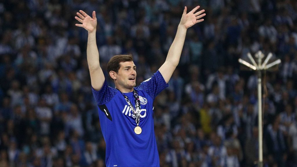 Iker Casillas, con su futuro en el aire, recibe un mensaje de la afición y compañeros del Oporto