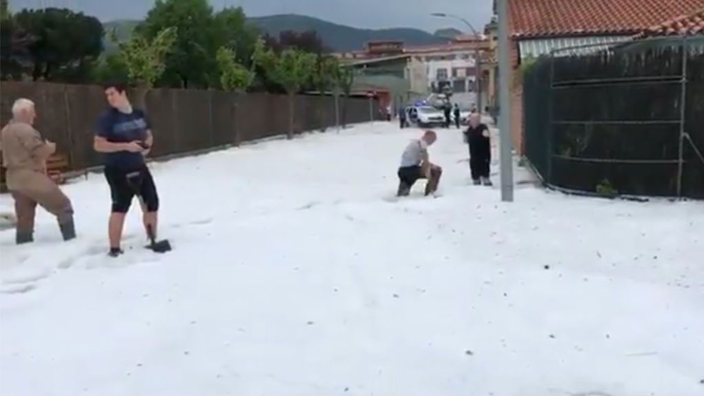 Granizos hasta las rodillas y contenedores flotando: España, asediada por las tormentas