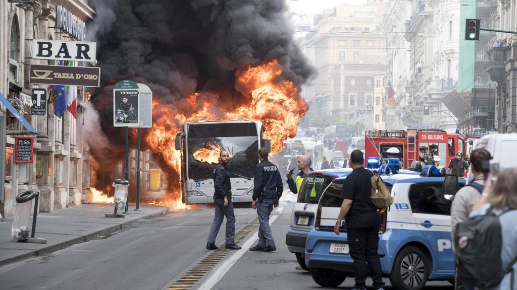 Arde un autobús en pleno centro de Roma