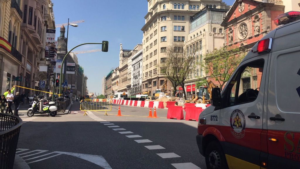 Desalojan y cierran una parte de la calle Alcalá en Madrid al perforar una tubería del gas