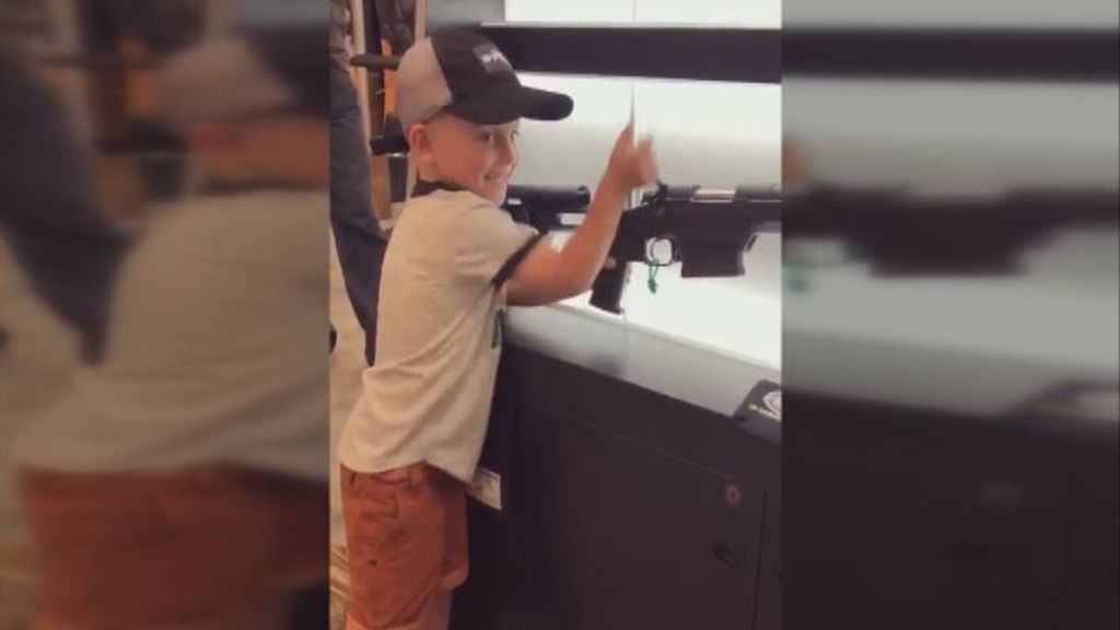 El "adorable" niño de cuatro años que maneja un fusil como un experto