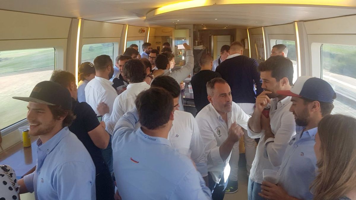 ¡El mejor ejemplo para los niños! Dos equipos de rugby juegan la final de la Copa del Rey y se vuelven a casa en el mismo tren ¡El mejor ejemplo para los niños! Dos equipos de rugby juegan la final de la Copa del Rey y se vuelven a casa en el mismo tren