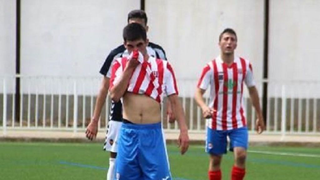 Un árbitro para un partido de fútbol en Castellón por un fuerte olor… ¡a porro!