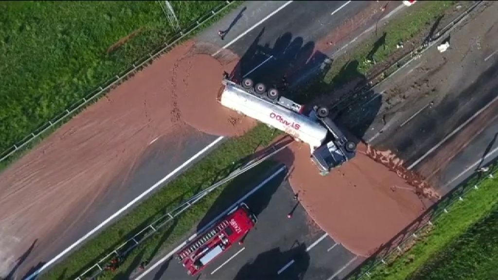 Un camión que transporta chocolate líquido vuelca en una carretera en Polonia