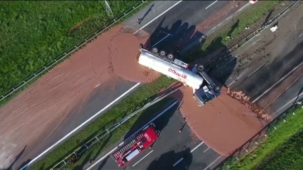 Un camión que transporta chocolate líquido vuelca en una carretera en Polonia