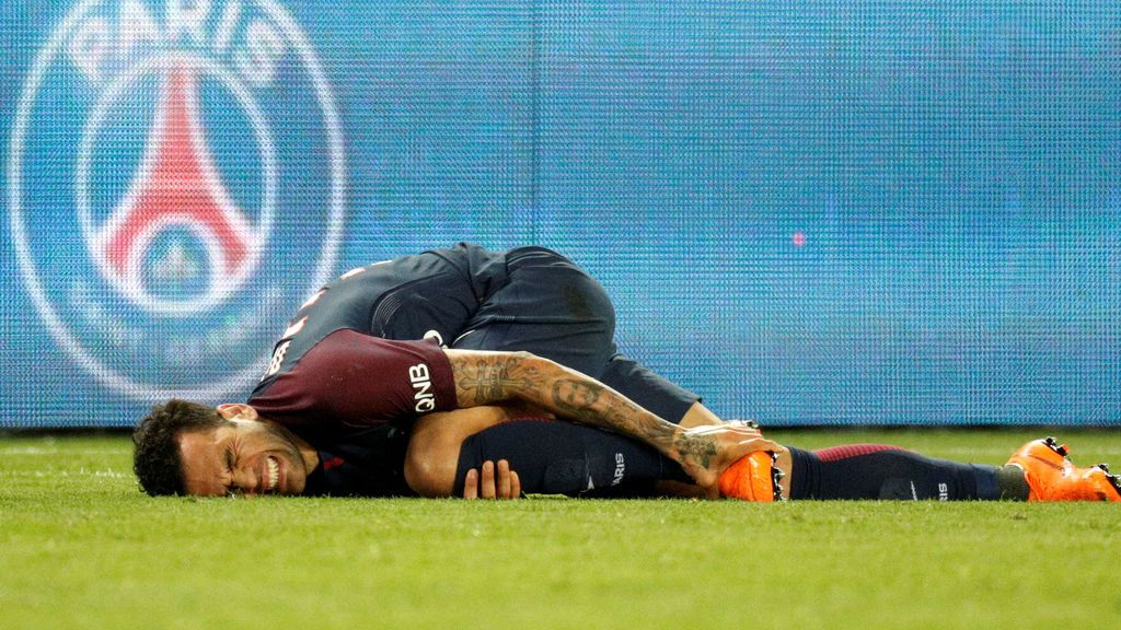 Dani Alves podría quedarse sin Mundial tras lesionarse en su rodilla derecha