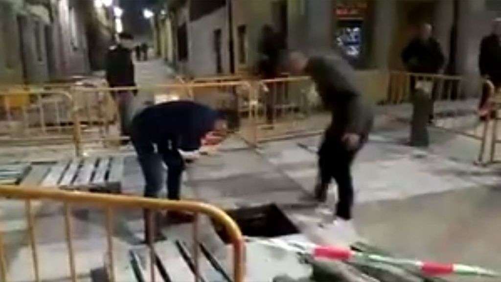 El vídeo viral de tres amigos y una alcantarilla del que todo el mundo habla en Gijón