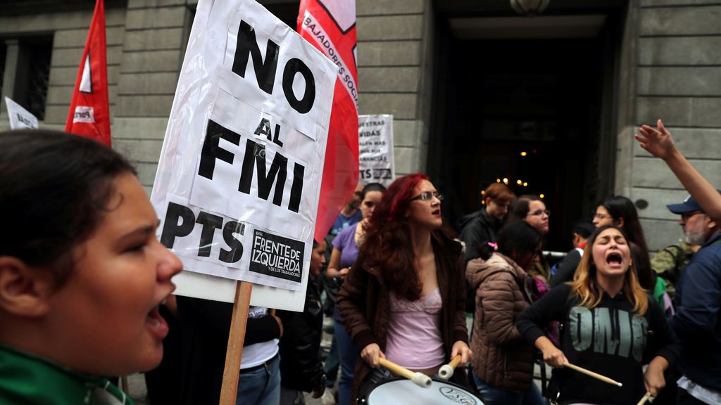 Masiva protesta en Buenos Aires tras el rescate que ha pedido Macri al FMI