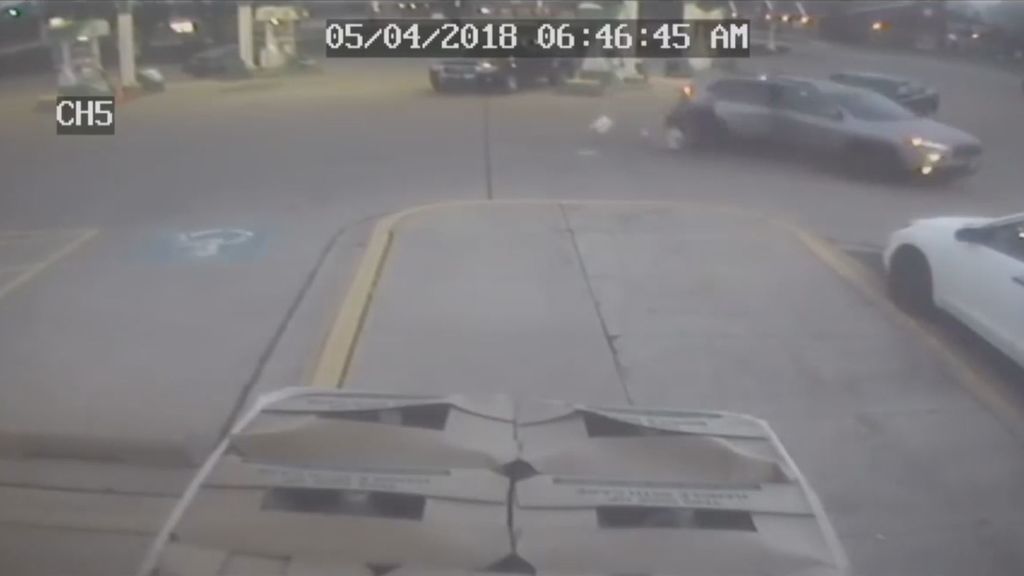 Una niña de 11 años salta en marcha del coche de su familia cuando se da cuenta de que lo están robando