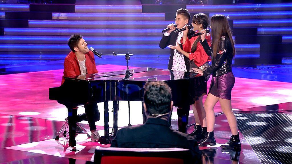 Pablo López y los finalistas emocionan a Orozco cantando al piano