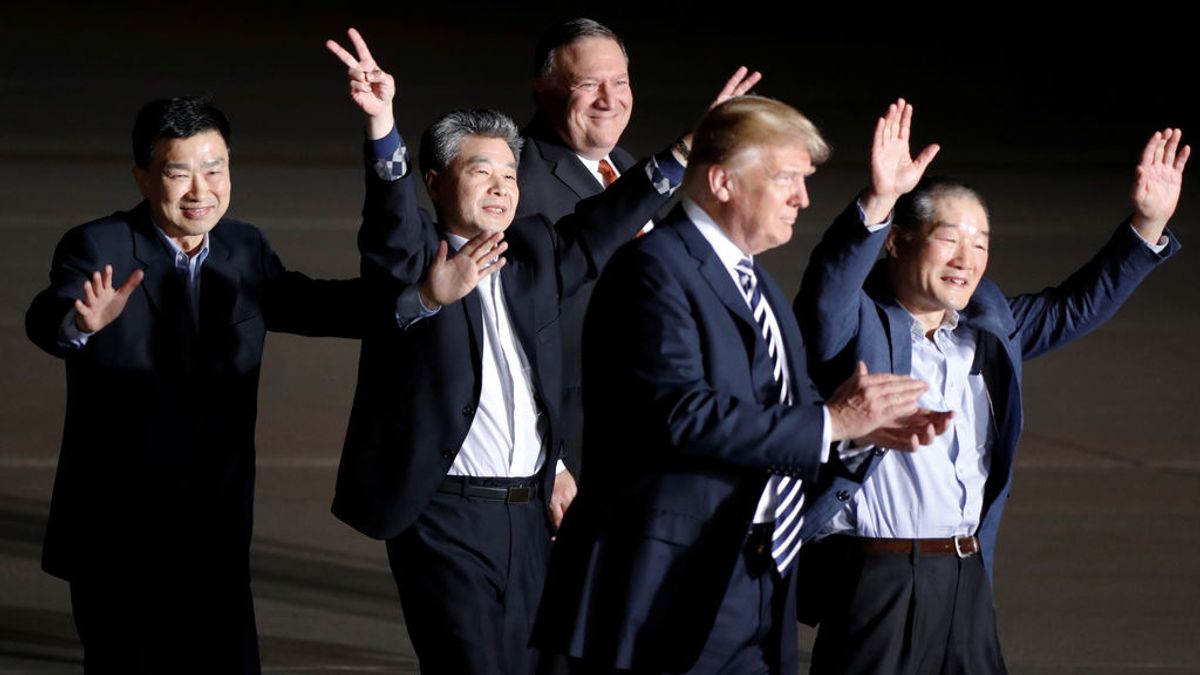 Trump confía en lograr la desnuclearización de Corea tras recibir a los tres estadounidenses