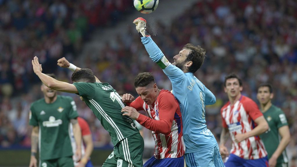 Proponen sanción de 3.001 euros a un aficionado por lanzar un globo con una esvástica nazi en el Atlético-Betis