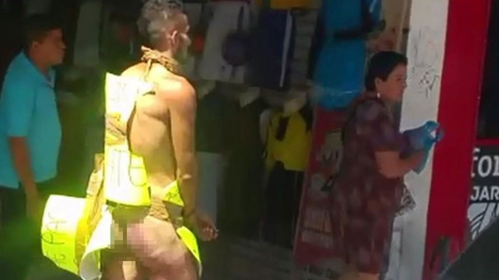 Un ladrón apaleado y obligado a caminar desnudo con un cartel de 'ratero'