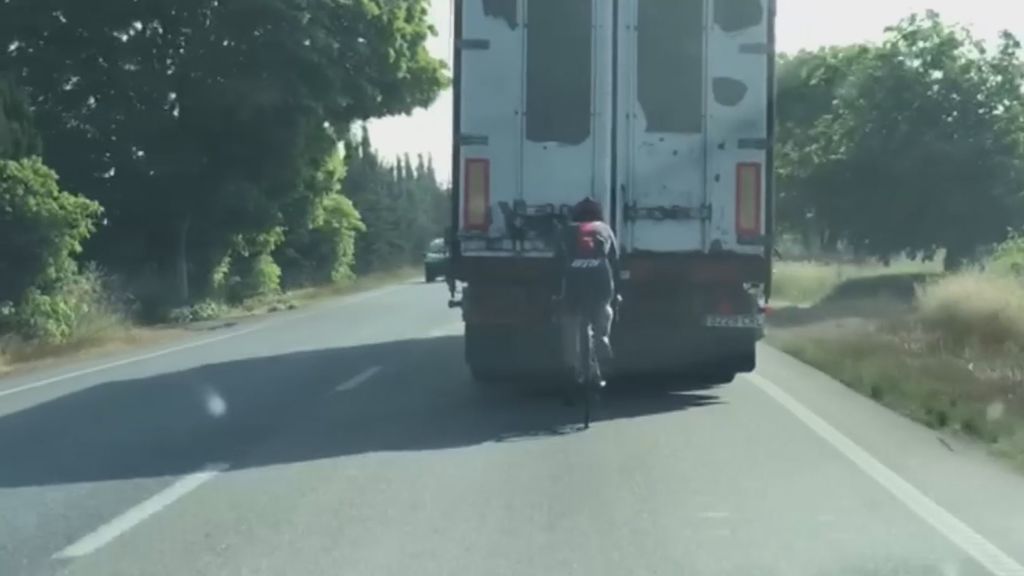 La imprudencia de un ciclista en Mallorca: a casi 80 km/h a rebufo de un camión
