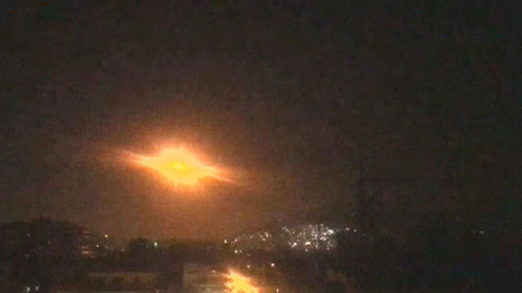 Israel acusa a Irán de un ataque aéreo y responde bombardeando sus bases