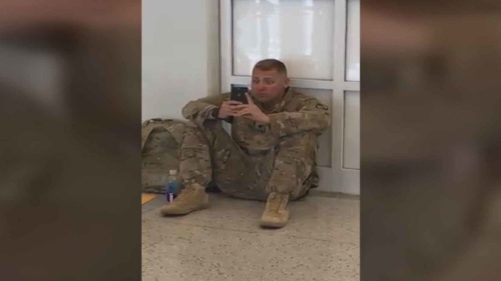 El emocionante momento en el que un soldado ve nacer a su bebé por FaceTime