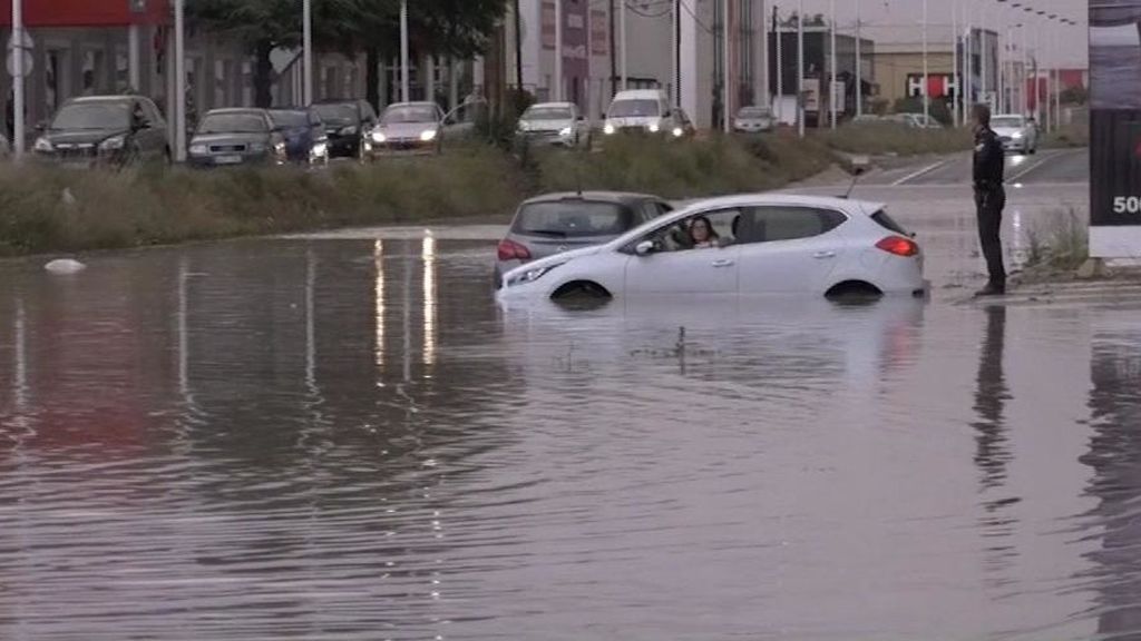 Atrapados en el coche por la riada en Yecla, Murcia