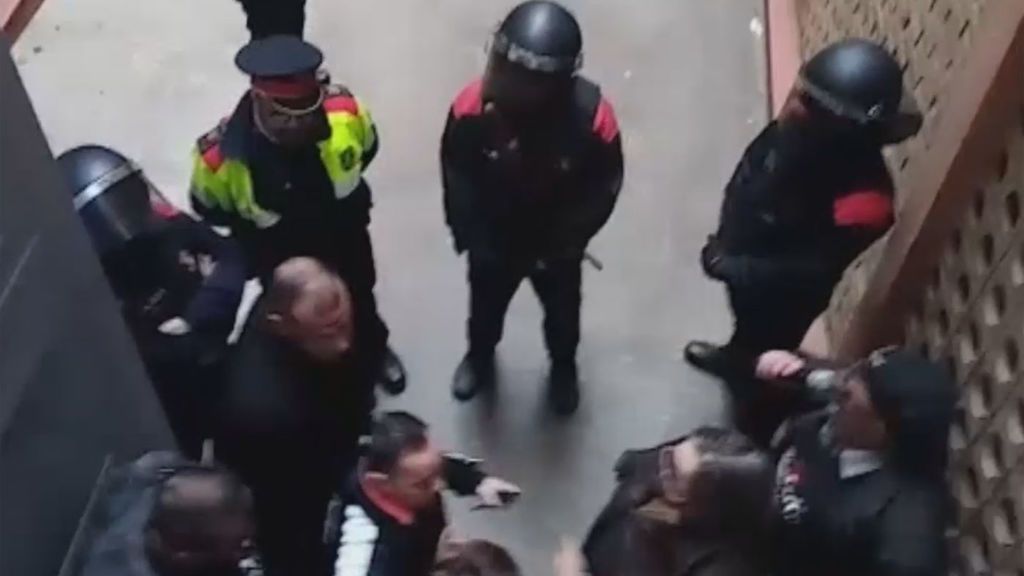 Un bombero y una activista, juzgados por participar en la paralización de un desahucio