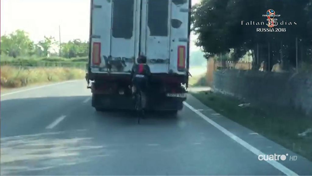 La imprudencia de un ciclista circulando a rebufo de un camión a 80 km/h en Mallorca