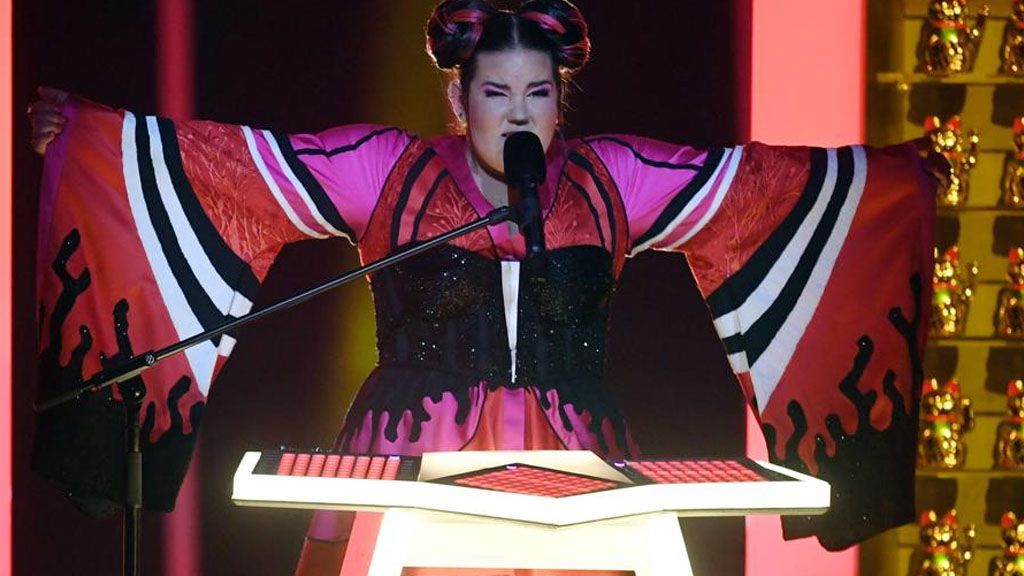 ‘Eurofail’: La cantante de Israel sufrió una aparatosa caída por las escaleras del escenario
