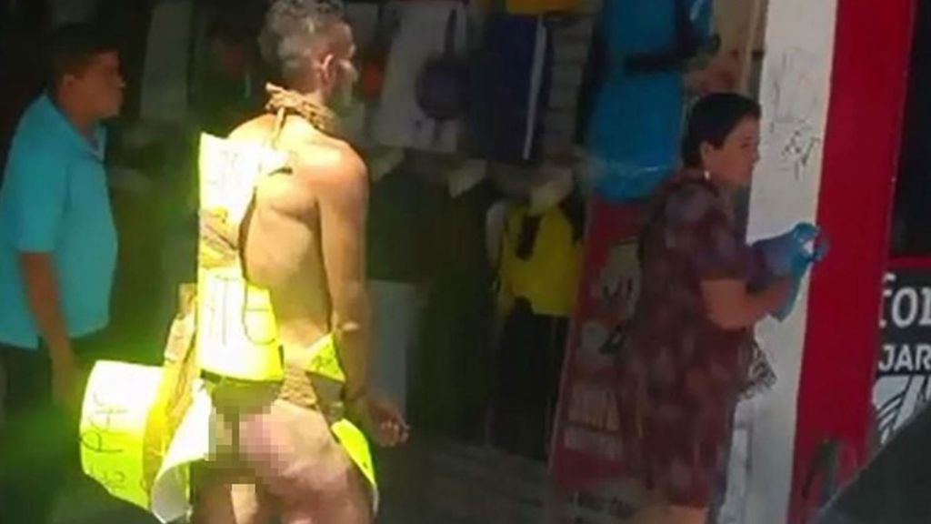 Un ladrón apaleado y obligado a caminar desnudo con un cartel de 'ratero'