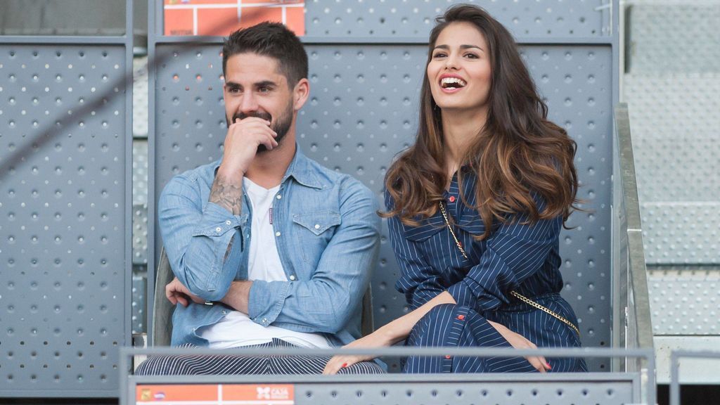 Caricias, besos y confidencias: así fue la cariñosa tarde de Isco y Sara Sálamo en el tenis de Madrid