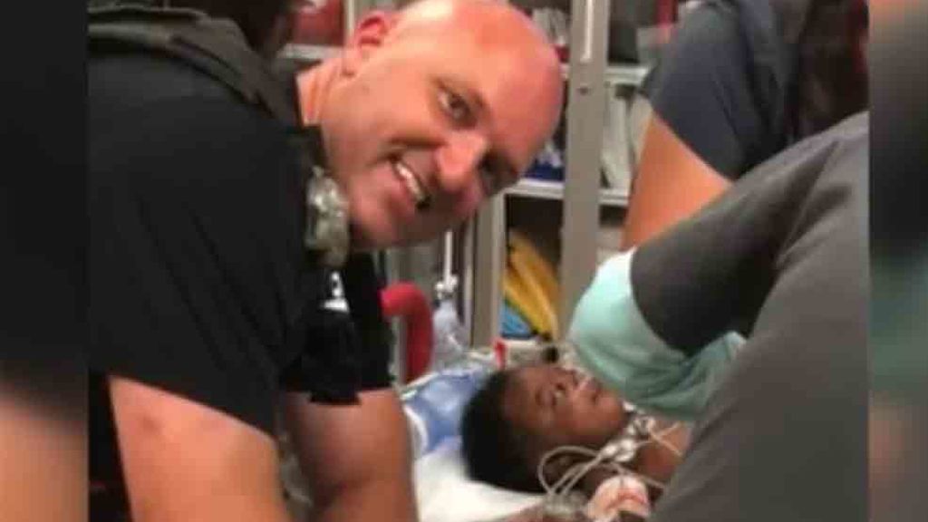Los nervios de acero de un agente de policía: salva en segundos la vida de un bebé