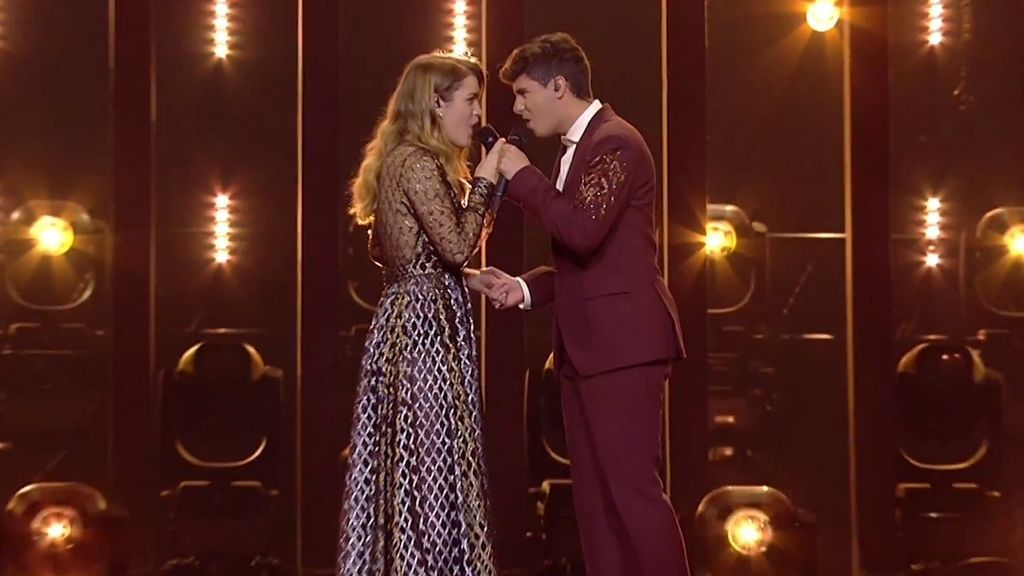 Amaia y Alfred, durante el ensayo general de 'Tu canción' en la primera semifinal de Eurovisión con el vestuario que llevarán en la final.