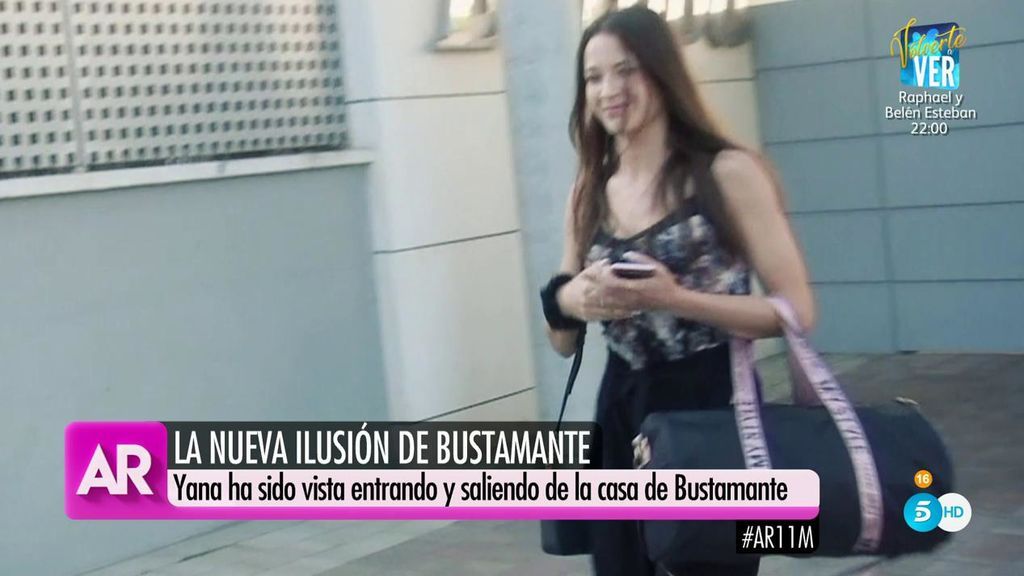 Yana Olina sale de casa de Bustamante