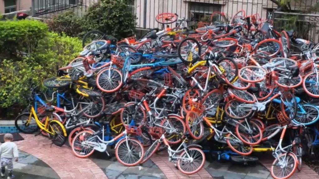 “Campos florales” de bicicletas abandonadas colorean las calles de China