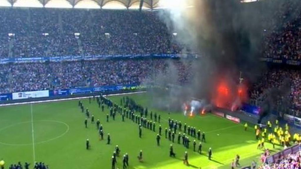 El Hamburgo firma su histórico descenso en Alemania y los ultras la lían en el descuento