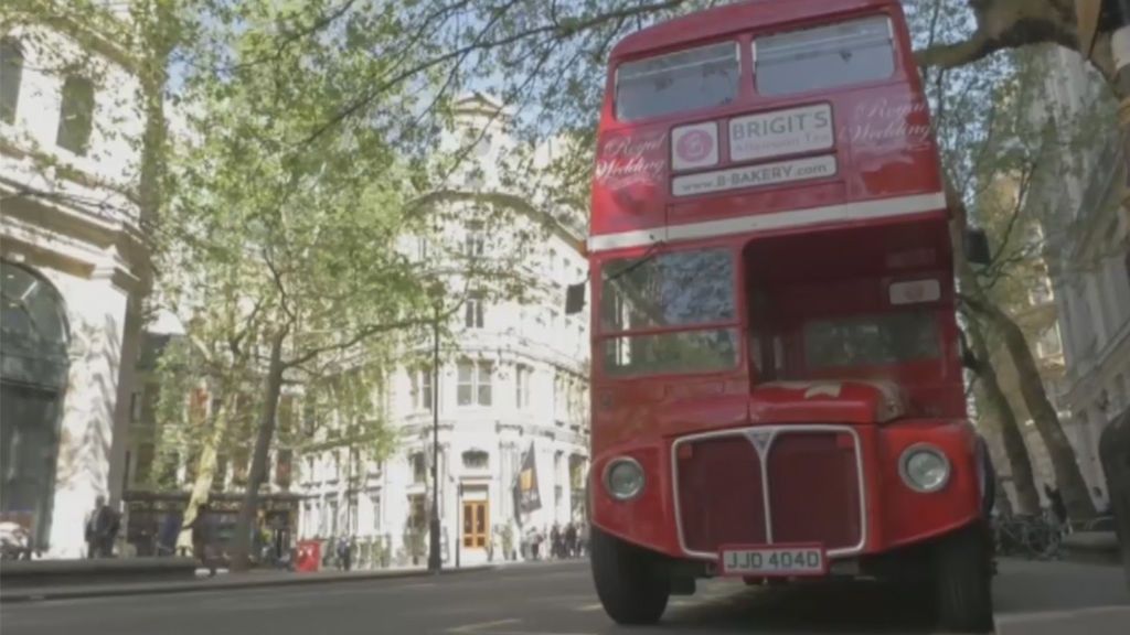 Celebrar la boda real tomando el té en un autobús londinense