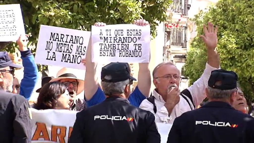 Pensionistas gaditanos reciben a Rajoy al grito de "¡Ladrón, nos robas la pensión!"