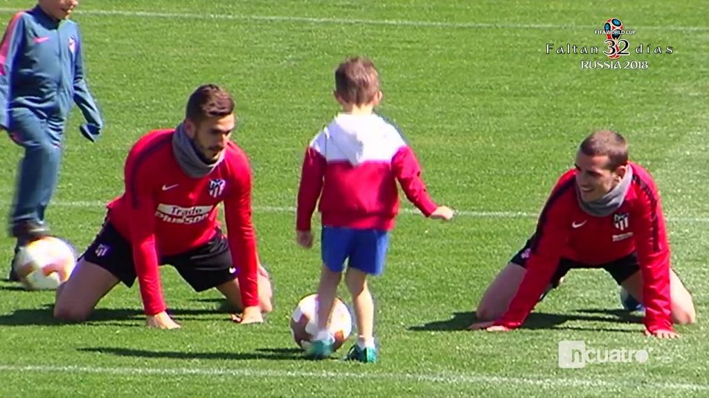 Koke y Griezmann se divierten con los hijos de Filipe Luis en el entrenamiento del Atlético