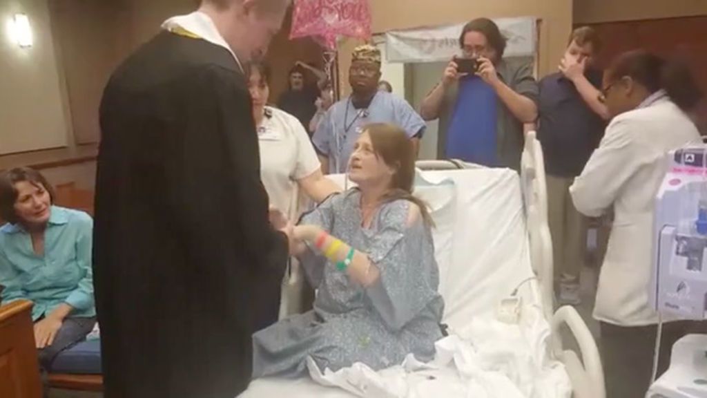 Celebra su graduación en el hospital para cumplir el último deseo de su madre antes de morir
