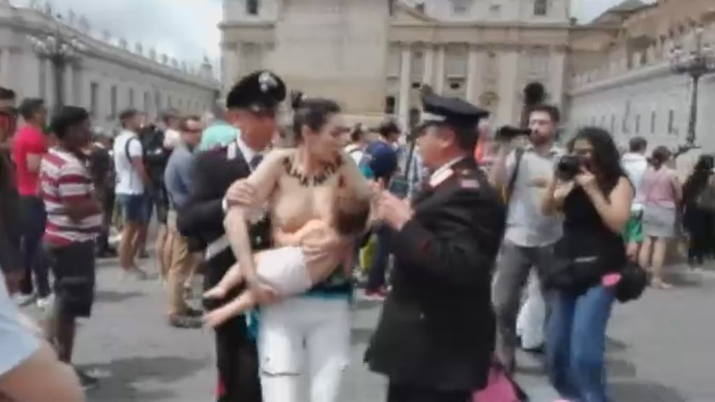 La reivindicación de FEMEN ante el Vaticano termina con una activista detenida